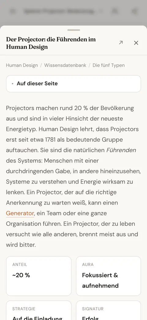Ein Wissensdatenbank-Artikel über den Typ Projektor, geöffnet über der Chat-Antwort, die darauf verlinkt hat